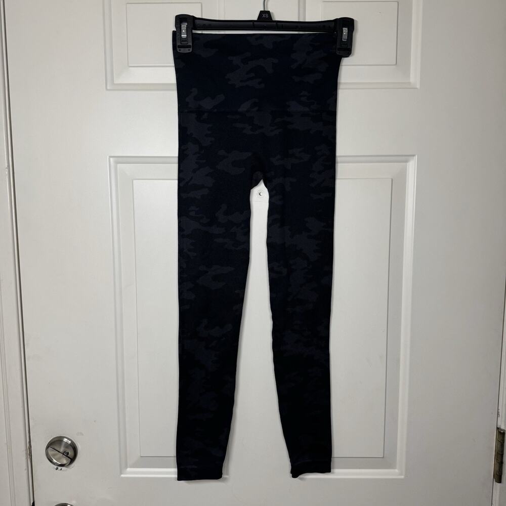 SPANX Look at Me Now Seamless Leggings Cropped Black Camo Size Small